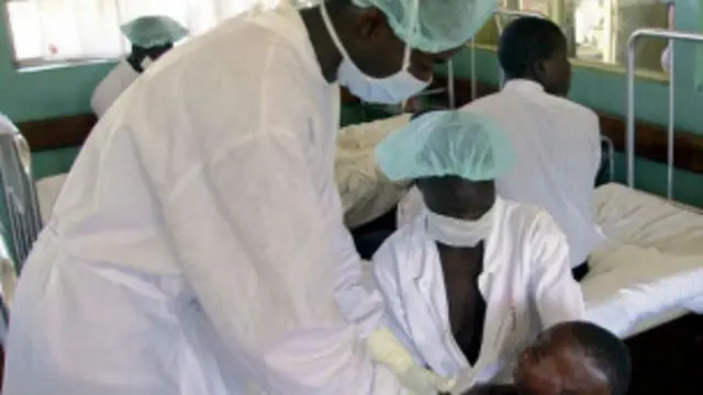 Abaganga bari kuvura ebola muri Uganda mu mwaka uheze