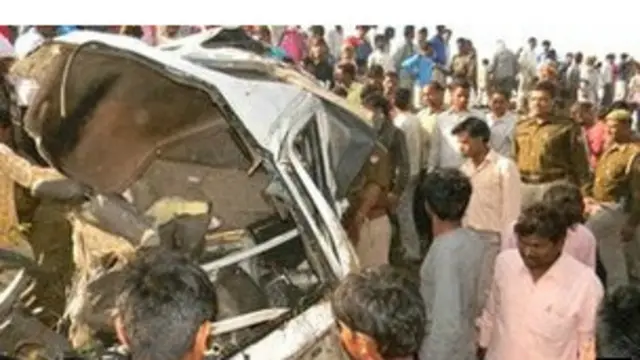 भारत में सड़क हादसों में हर साल लगभग डेढ़ लाख लोगों की मौत हो जाती है. 