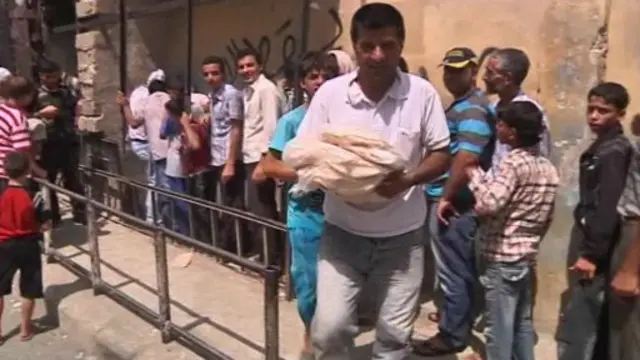 Warga Aleppo antri makanan