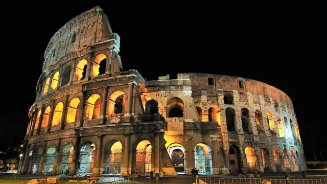 روم ہی میں واقع کولوسیئم میں پچاس ہزار افراد کے بیٹھنے کی گنجائش تھی۔ اس جگہ لوگ ڈرامے، زمینی اور سمندری جنگوں کی کہانیاں، مجرموں کو سزا دیے جانے، انسانی لڑائیوں اور جانوروں کے ساتھ لڑائیوں کو دیکھا کرتے تھے۔ زیرِ زمین راستوں کو عام افراد کے لیے سنہ دو ہزار دس میں کھولا گیا۔ اس کے ساتھ ہی ایک سو دس فٹ بلند بیٹھنے کی جگہ کو بھی کھولا گیا جہاں سے ’ایٹرنل سٹی‘ کا بھرپور جائزہ لے سکتے ہیں۔ کولوسیئم کو دیکھنے سالانہ انہتر لاکھ افراد آتے ہیں۔