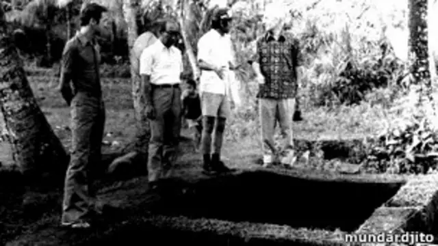 Bersama peneliti asing, Mundardjito terlibat diskusi di sekitar situs Borobodur di tahun 80-an.