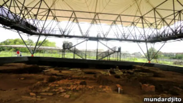 Di atas salah-satu situsTrowulan, didirikan atap dan panggung agar pengunjung dapat melihat situs tanpa merusaknya. 