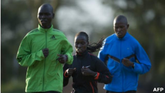 Atleta Vivian Cheruiyot, do Quênia, corre com dois colegas (Foto AFP) 