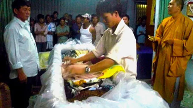 Lễ tẩn liệm bà Liêng