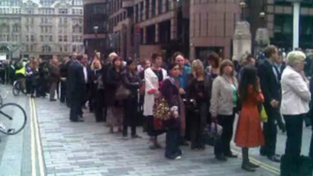 英国人最爱自夸排队最有功夫、最受规矩