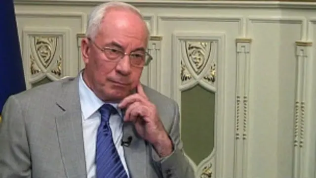 Микола Азаров обіцяє, що в оселях українців буде світло і тепло, а хліба і гречки вистачить усім