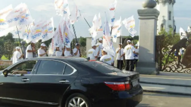 Прапороносці перед парком у Буках