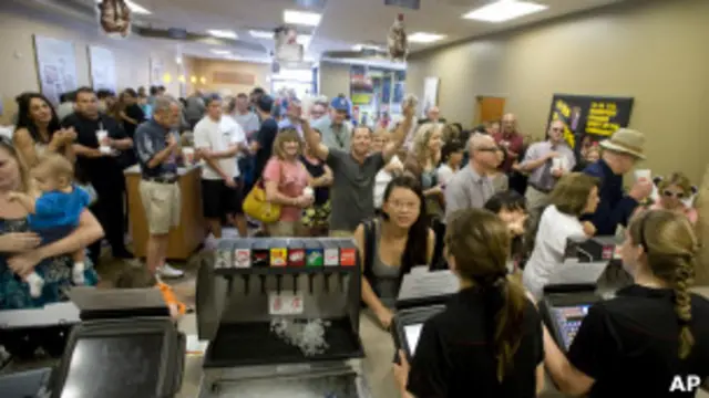 Cientos de personas acudieron a sucursales de la cadena para apoyar su posición.