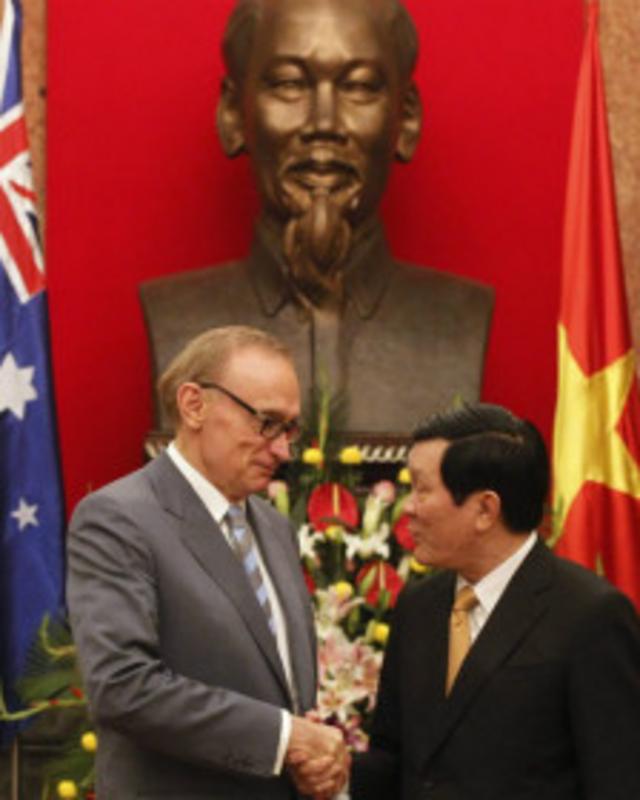 Ngoại trưởng Úc Bob Carr bắt tay Chủ tịch Trương Tấn Sang ở Hà Nội hồi tháng Ba 2012