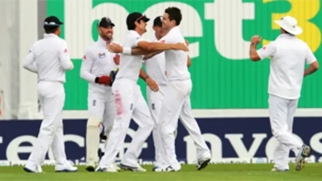 جمعرات کو شروع ہونے والے ٹیسٹ میں انگلینڈ نے ٹاس جیت کر جنوبی افریقہ کو پہلے بیٹنگ کرنے کی دعوت دی