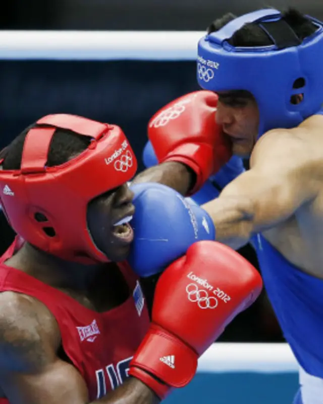 भारतीय मुक्केबाज़ विजेंदर मुकाबले के दौरान