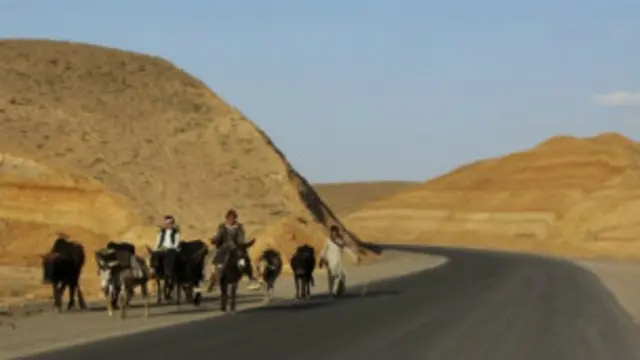 راه کابل و 'هزاره‌جات' در هفته‌های اخیر برای رفت و آمد مسافران به شدت نا امن شده و آنها از نهادهای امنیتی در این مورد انتقاد کرده‌اند.