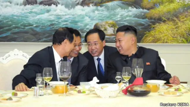 Ông Kim Jong-un tiếp thân mật ông Vương Gia Thụy (bìa trái)