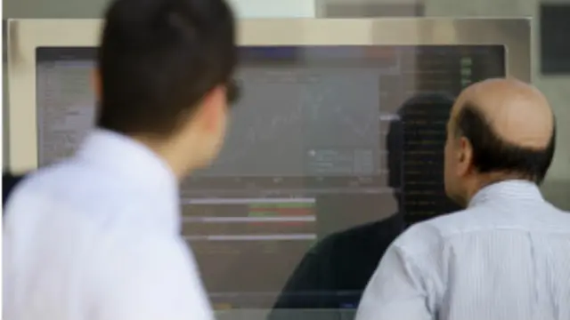 يتأملان اسهم البنوك في ميلانو