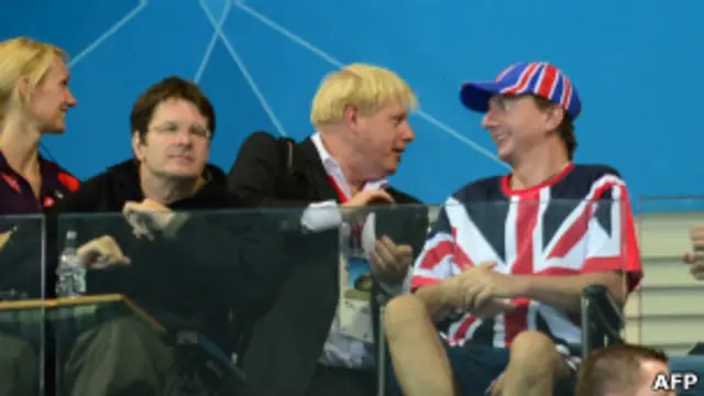 Boris Johnson en la audiencia de la competencia de natación