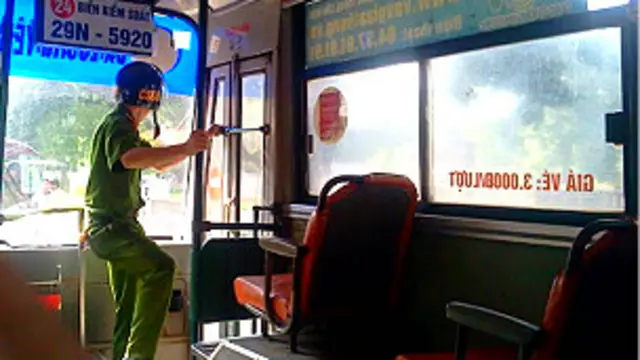 Công an trấn giữ xe buýt bắt giữ người biểu tình  (Ảnh từ blog Nguyễn Xuân Diện)