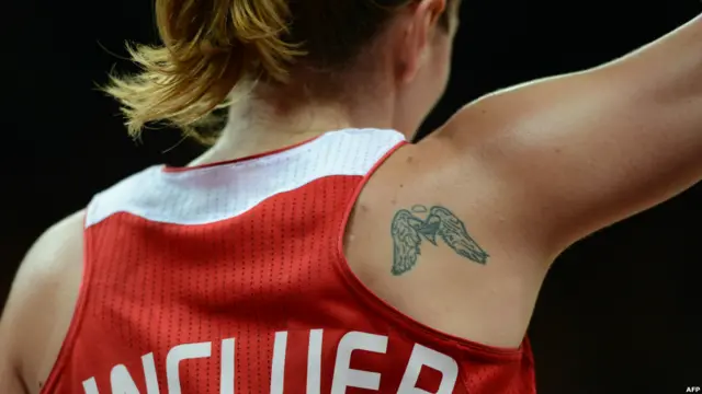 Türk basketbolcu Esmeral Tunçluer'in meleği çeyrek finalde de şans getirecek mi?