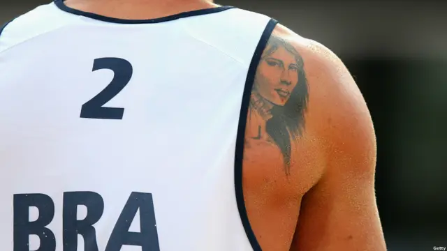 Brezilyalı Pedro Cunha plaj voleybolu maçı sırasında.