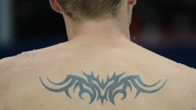 Yüzücü, dövmesini kürek kemiklerinin arasına yerleştirmeyi tercih etmiş.