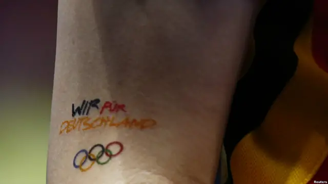 Alman masa tenisçisi Wu Jiaduo'nun kolunda "Biz Almanya için" yazıyor.