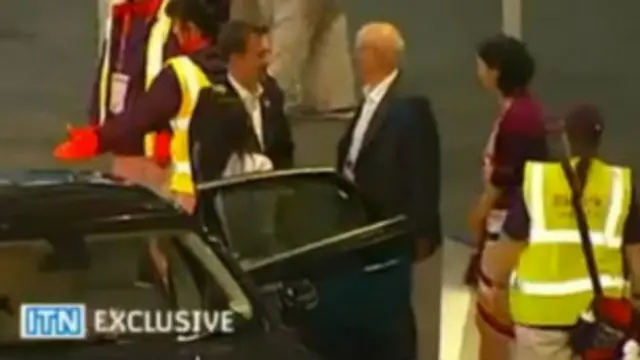 英国文化大臣亨特与默多克握手言欢