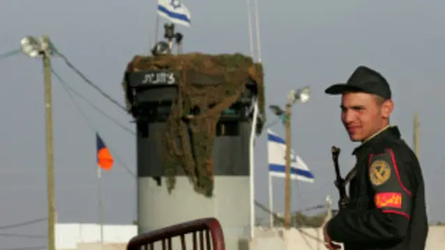 Mesir berjanji meningkatkan pengaman di Sinai setelah serangan bersenjata menewaskan enam belas orang penjaga perbatasan Mesir.