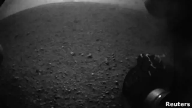 کیوروسٹی نے مریخ پر اترنے کے فوراً بعد سیارے کی سطح کی چند عام تصاویر زمین پر بھیجی ہیں