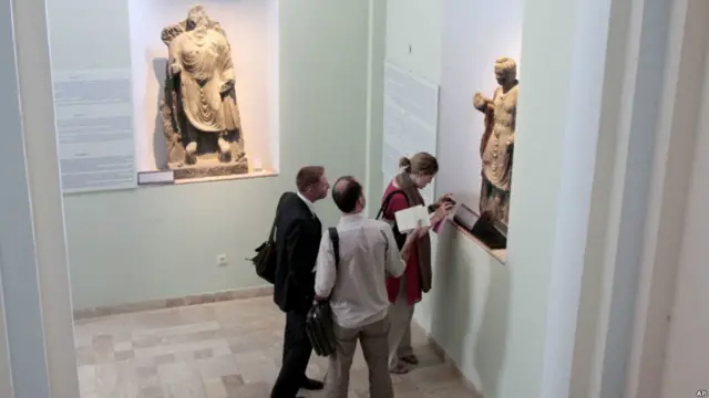 بسیاری از این آثار در جریان سالهای جنگ داخلی در افغانستان سرقت شده و به خارج قاچاق شده بود