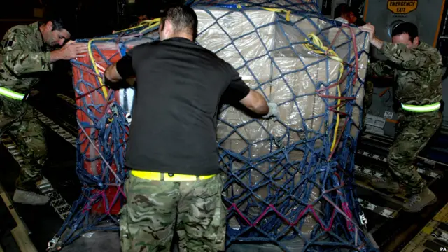 سربازان بریتانیایی در حال انتقال بسته های این آثار به افغانستان. موزه بریتانیا در لندن در بازگرداندن این آثار به کابل کمک کرده است