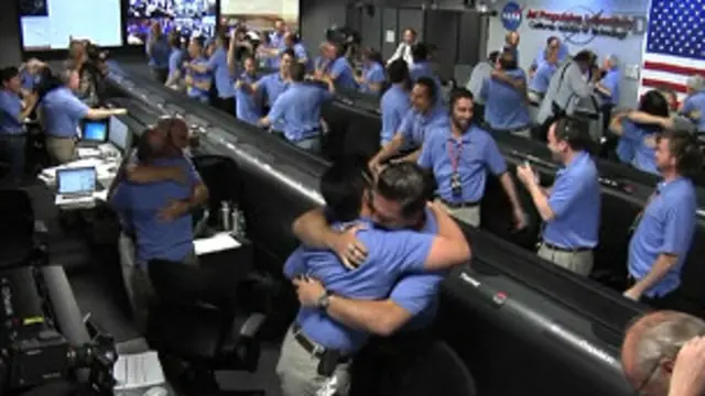 НАСА ходимлари марсоходнинг муваффақиятли қўнганини ҳаяжонлар билан кутиб олишган.
