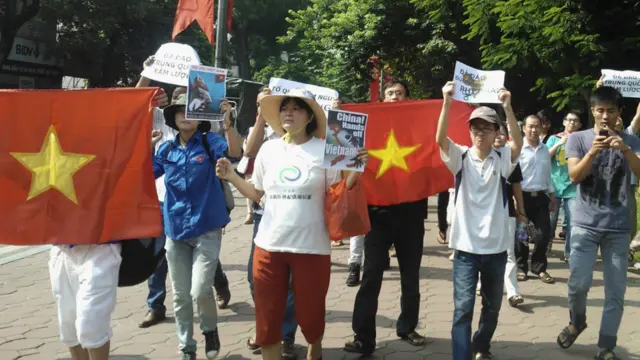 Những người biểu tình căng cờ Việt Nam và trương biểu ngữ phản đối Trung Quốc