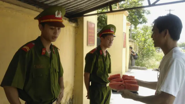 Công an đứng gác trước Trung tâm lưu trú Lộc Hà