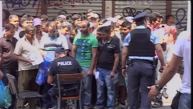 L'enregistrement des migrants par la police grecque