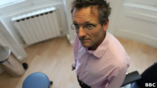 Майкл Мозли - кадр из программы "Гооризонт" о голодании