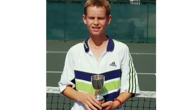 برطانوی ٹینس کھلاڑی اینڈی مرے کی یہ تصویر 1999 کی ہے۔ اس وقت وہ آندرے اگاسی سے بپی متاثر تھے جنہوں نے آٹھ بار گرینڈ سلیم جیتا اور اولمپک ٹائٹل بھی۔ لندن اولمپکس میں انہوں نے راجر فیڈرر کو شکست دے کر اولمپکں ٹینس میں طلائی تمغہ حاصل کیا۔ اس تمغے سے چار ہفتے قبل ہی فیڈرر نے اسی کورٹ میں ومبلڈن کے فائنل میں مرے کو شکست دی تھی۔