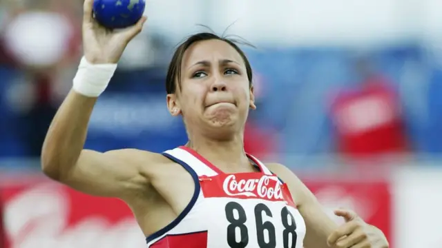 ہیپٹ ایتھلیٹ جیسیکا اینس کی یہ تصویر 2003 کی ہے جب ان کی عمر سترہ برس تھی۔ وہ پچپن میں سنہ دو ہزار کی اولمپکس کی چیمپیئن ڈینیز لیوئس تھیں۔ جیسیکا نے لندن اولمپکس میں ڈینیز ہی کا قائم کیا ہوا ریکارڈ توڑا۔ جیسیکا پہلے ہی یورپی اور عالمی چیمپیئن شپس جیت چکی ہیں۔ 