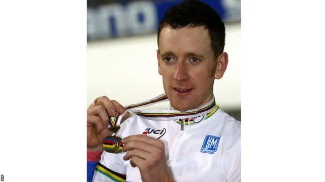 یہ تصویر سنہ 2003 میں لی گئی بریڈلی وگنز کی ہے جب ان کی عمر تئیس برس تھی۔ وہ پچپن میں پانچ بار ٹور ڈی فرانس جیتنے والے میگیل اندورین سے متاثر تھے۔ وہ اولمپکس سے چند روز قبل ہی پہلے برطانوی بنے جنہوں نے ٹور ڈی فرانس جیتی۔ انہوں ے لندن اولمپکس میں مردو کی سائکلنگ ٹائم ٹرائل جیتا۔