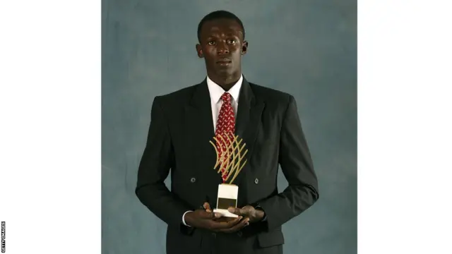 دو بار سو میٹر میں اولمپک چیمپیئن اور عالمی ریکارڈ بنانے والے جمیکا کے اوسین بولٹ کی یہ تصویر سنہ 2002 کی ہے۔ بچپن میں وہ مائیکل جانسن سے بہت متاثر تھے۔ بولٹ بیجنگ اولمپکس میں اس وقت بہت مشہور ہوئے جب انہوں نے سو، دو سو اور ریلے ریس میں طلائی تمغے حاصل کیے۔ 