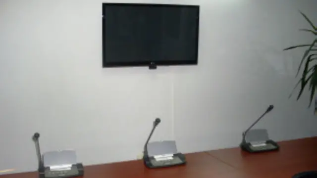 У телекабінеті встановлено великий екран, камера, аудіопульт та кілька мікрофонів