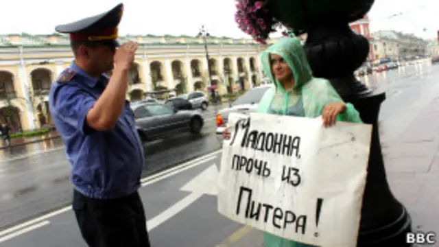 Акция протеста против приезда Мадонны