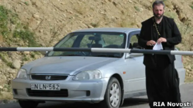 Священник на КПП в Южной Осетии