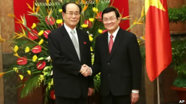 Hai ông Kim Yong-nam và Trương Tấn Sang