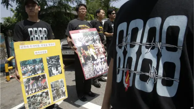 မြန်မာသံရုံးရှေ့မှာ တောင်းဆိုခဲ့ပါတယ်။