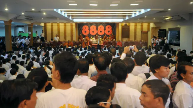 ရန်ကုန်မြို့ တော်ဝင်နှင်းဆီ ခန်းမမှာ ကျင်းပတဲ့ ဒီအခမ်းအနားကို လူပေါင်း အတော်များများ တက်ရောက်ခဲ့။