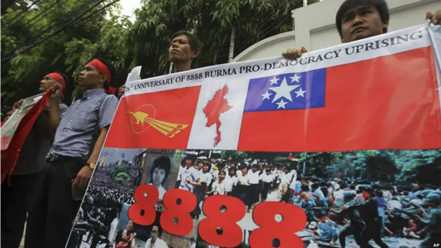 ၈၈၈၈ နှစ်ပတ်လည်နေ့အတွက် ဆန္ဒပြခဲ့ ကြပါတယ်။