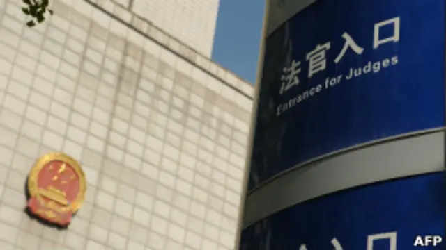 安徽合肥中級法院外的「法官入口」標示（6/8/2012）