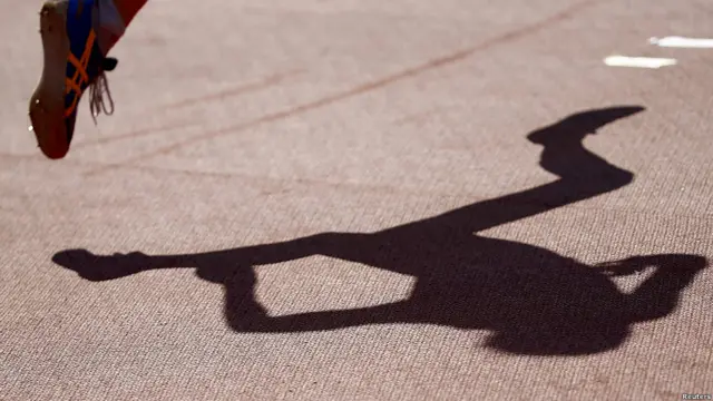 Sombra de la sueca Emma Green Tregaro durante la competencia de salto alto