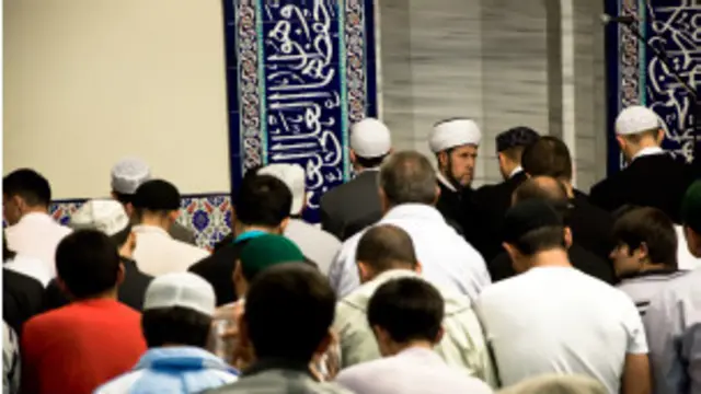 Transseksuallar bilan porno Xotin biseksual erining sevgilisini taklif qildi va ular uni sikishdi (porno)