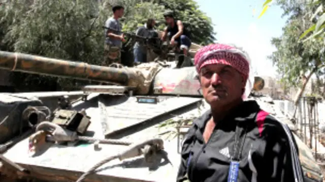 Kekerasan sporadis kembali pecah di Aleppo, dan warga kota terus berduyun-duyun meninggalkan wilayah pertempuran.