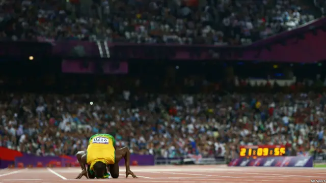 Usain Bolt mencium lintasan